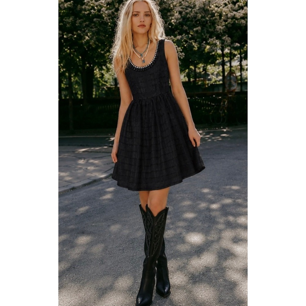 Lucy Paris Black Jewel Neck Textured Grid Fit & Flare Sleeveless Dress NWT M